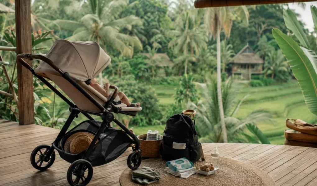 Famille avec poussette sur une route bordée de rizières verdoyantes à Bali sous ciel nuageux