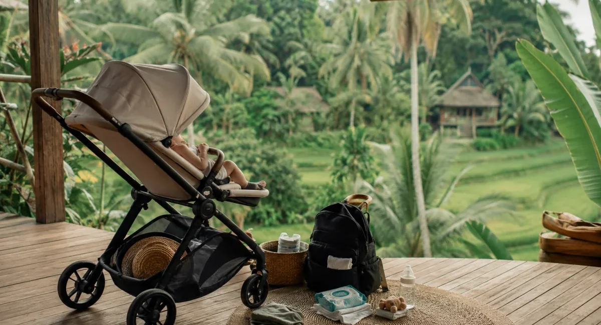 Famille avec poussette sur une route bordée de rizières verdoyantes à Bali sous ciel nuageux