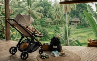 Famille avec poussette sur une route bordée de rizières verdoyantes à Bali sous ciel nuageux