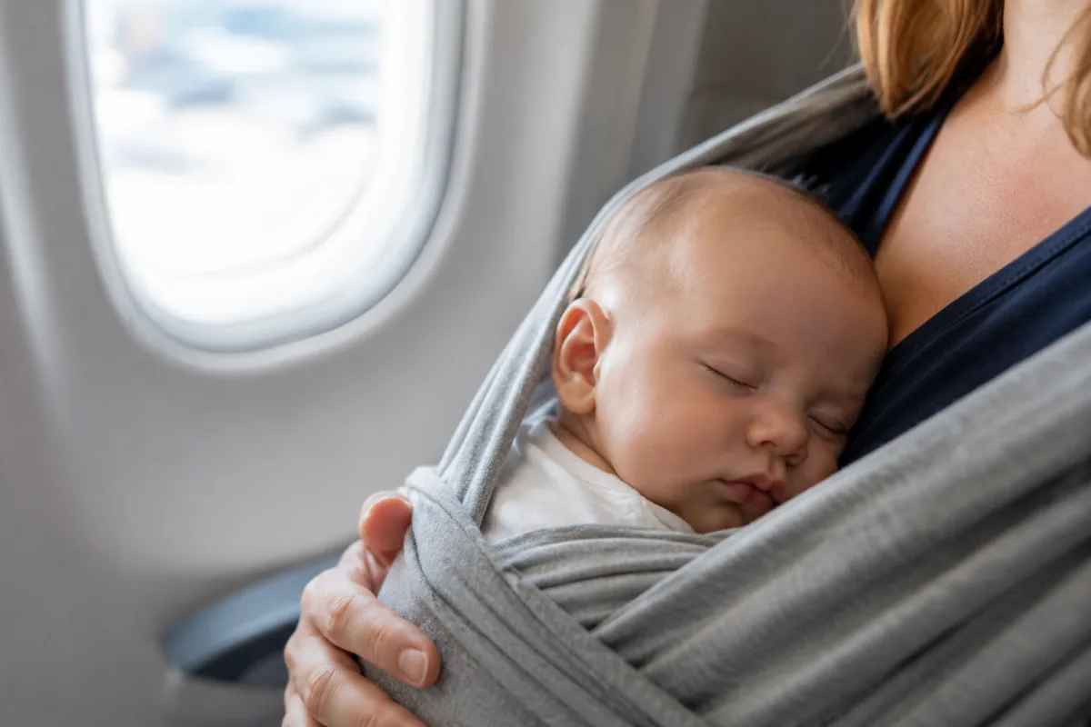Partir à Bali avec un bébé de 4 mois : on vous dit tout sans filtre Crème solaire bébé et moustiquaire posées sur un lit dans une chambre d'hôtel balinaise